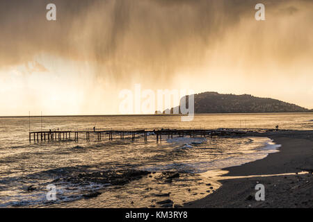 Tramonto sulla spiaggia di Alanya in giornata uggiosa, località del Mediterraneo in Turchia Foto Stock