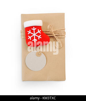 Regalo di natale mockup box avvolto in carta riciclata marrone e legato il sacco corda vista dall'alto isolato su sfondo bianco, percorso di clipping incluso Foto Stock