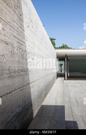 Vista esterna del padiglione di Barcellona, progettato da Ludwig Mies van der Rohe. Foto Stock