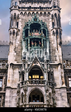 Il Rathaus-glockenspiel sul nuovo municipio sulla piazza Marienplatz a Monaco di Baviera, Germania Foto Stock