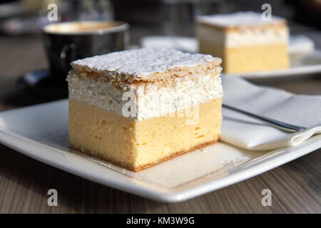 L'originale crema Bled torta (cremeschnitte) sulla piastra bianca Foto Stock