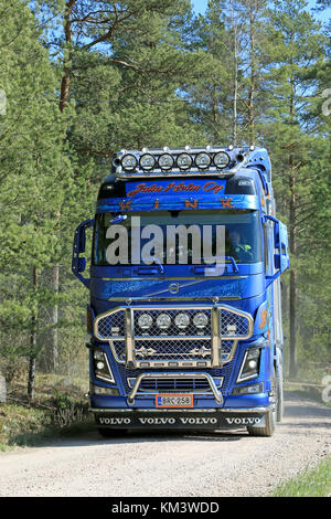 KOSKI TL, Finlandia - 27 Aprile 2014: Personalizzato Volvo FH16 750 Legname camion su strada rurale. Tutti i 16-motori di litri producendo una scelta di 750, 650 e Foto Stock