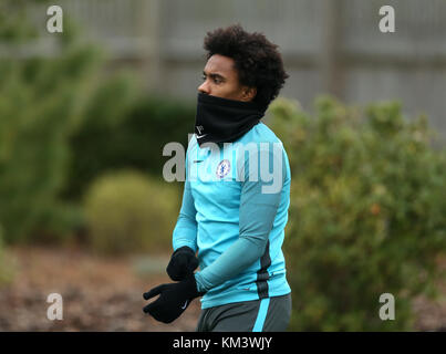 Chelsea's Willian durante la sessione di formazione a Cobham Training Center, Stoke d'Abernon. Foto Stock