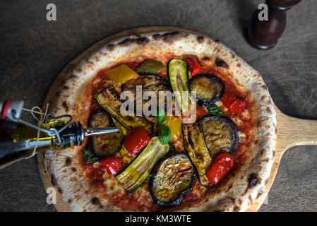 Autentica Pizza italiana sulla superficie rustico Foto Stock