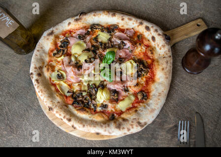 Autentica Pizza italiana sulla superficie rustico Foto Stock