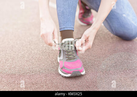 Runner cercando le scarpe running ottenere pronto per jogging Foto Stock