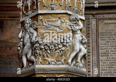 Il Palazzo Vecchio in "Piazza della Signora' Firenze Toscana Italia - primo cortile con il Putto con delfino dal Verrocchio nel mezzo e affreschi di città austriache sulla parete del Vasari ( municipio di Firenze ) Italia Italiano Foto Stock