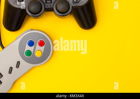 Retro del computer controller di gioco su un brillante sfondo giallo Foto Stock