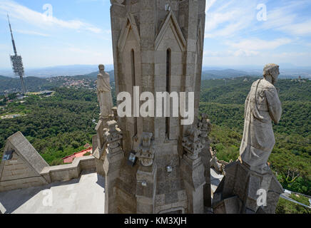 Angolo di Alta Vista dal ponte di osservazione nei pressi di torre occidentale del Tempio del Sacro Cuore di Gesù (Sagrat Cor) sul monte Tibidabo verso Sarria-Sant Gerv Foto Stock