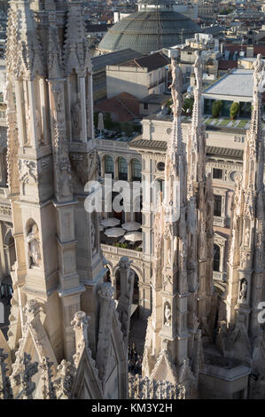 Statue sul tetto del famoso Duomo di Milano Foto Stock