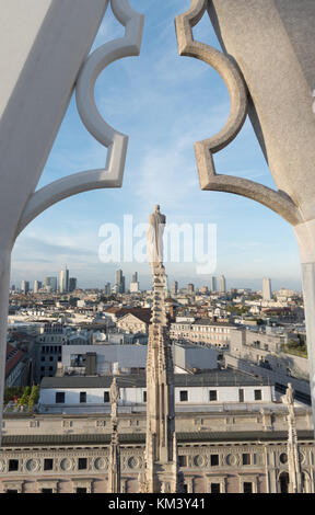 Statua sulla cima del duomo di Milano Foto Stock