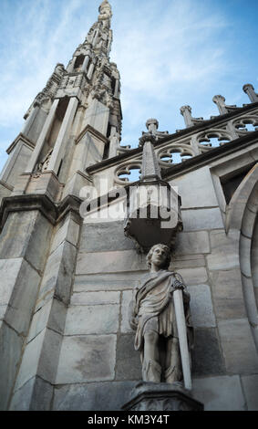 Statua sulla cima del duomo di Milano Foto Stock