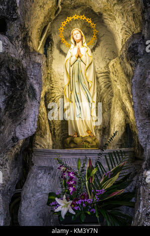 Vergine Maria statuetta presso la chiesa della Santa Croce a hong kong Foto Stock