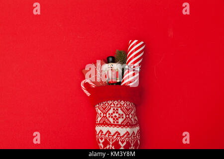 Calza di Natale con cracker, giocattolo e avvolti presente Foto Stock