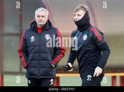 Il Manchester United manager Jose Mourinho (sinistra) e Luca Shaw durante la sessione di formazione presso l'AON addestramento complesso, Carrington. Foto Stock