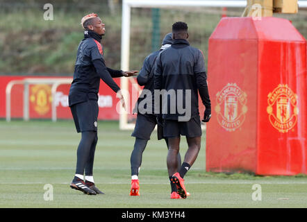 Il Manchester United Paul Pogba (sinistra) condivide una barzelletta durante la sessione di formazione presso l'AON addestramento complesso, Carrington. Foto Stock