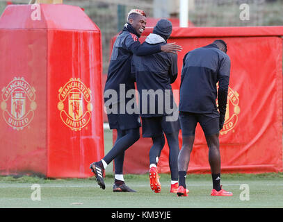 Il Manchester United Paul Pogba (sinistra) condivide una barzelletta durante la sessione di formazione presso l'AON addestramento complesso, Carrington. Foto Stock