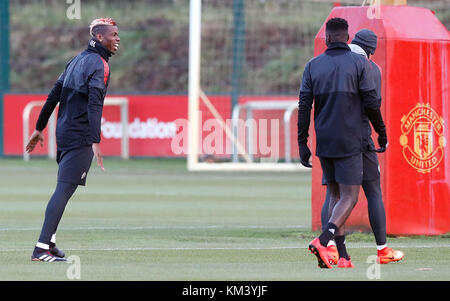 Il Manchester United Paul Pogba (sinistra) condivide una barzelletta durante la sessione di formazione presso l'AON addestramento complesso, Carrington. Foto Stock