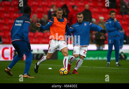Stoke City's Xherdan Shaqiri e Stoke piazzali Darren Fletcher durante il match di Premier League al Bet35 Stadium, Stoke-on-Trent. Foto Stock