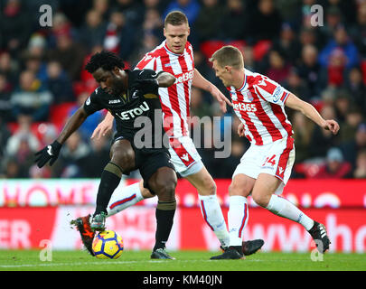 Stoke City's Ryan Shawcross e Stoke piazzali Darren Fletcher chiudere Swansea City's Wilfried ossei durante il match di Premier League al Bet35 Stadium, Stoke-on-Trent. Foto Stock