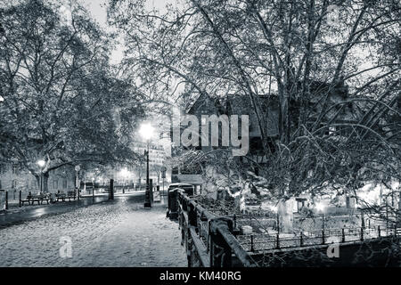 Coperte di neve strada notte a Strasburgo visualizzazione bianco e nero, Francia Foto Stock