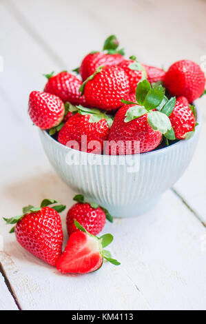 Primo piano di fragole in una ciotola in legno backgorund Foto Stock