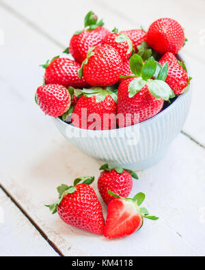 Primo piano di fragole in una ciotola in legno backgorund Foto Stock