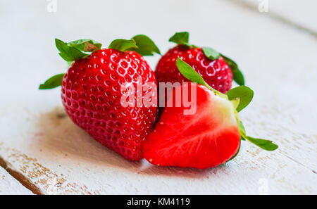 Primo piano di fragole su backgorund in legno Foto Stock