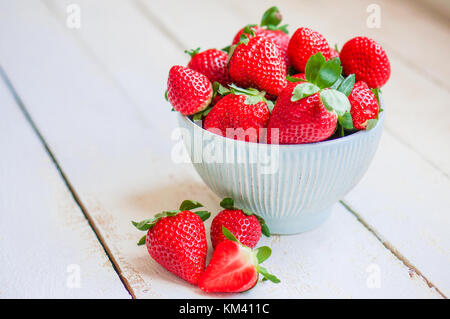 Primo piano di fragole in una ciotola in legno backgorund Foto Stock