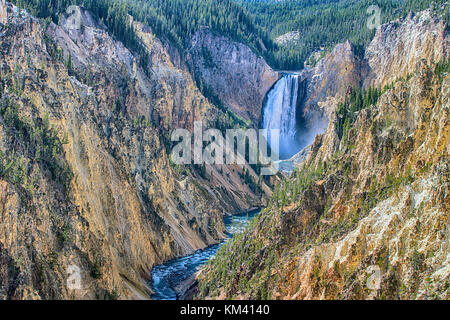 Canyon di Yellowstone cascate inferiori sul fiume Yellowstone visto dal 'artist point', Wyoming usa Foto Stock