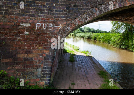 Dipinto a mano per firmare il pub più vicina dipinta sulla parete di un ponte sul canale, Staffordshire, Inghilterra. Foto Stock