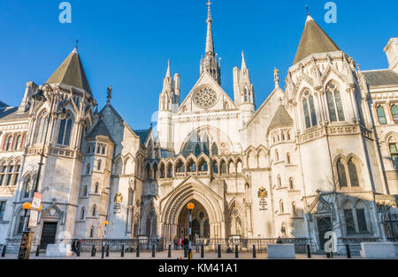 Il Royal Courts of Justice London Royal Courts of Justice esterno Inghilterra uk andare in Europa Foto Stock