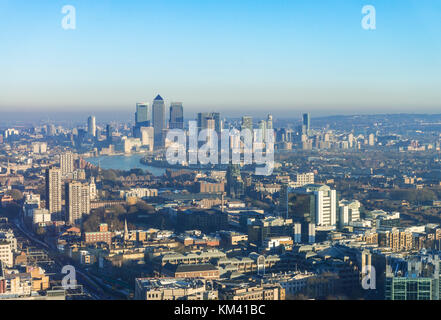 Londra Inghilterra Regno Unito vai UE Europa skyline di Londra verso canary wharf città di Londra Inghilterra Regno unito Gb Eu europe Foto Stock