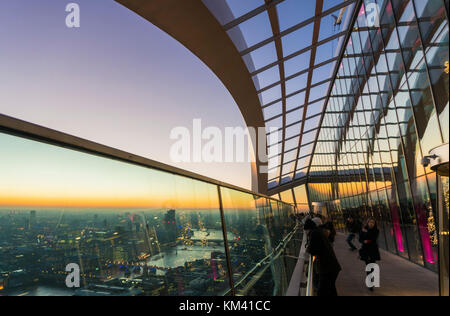 Inghilterra Londra Inghilterra city of London skyline tramonto il walkie talkie edificio grattacielo o 20 Fenchurch Street City di Londra UK GB EU Europe Foto Stock