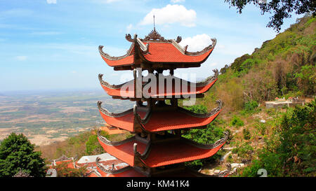 Pagoda di buddha nirvana su ta cu montagna in Vietnam, è stato formato il 26 ottobre 1996 a Tan lap comune, ham thuan nam district, circa 30 km a sud Foto Stock