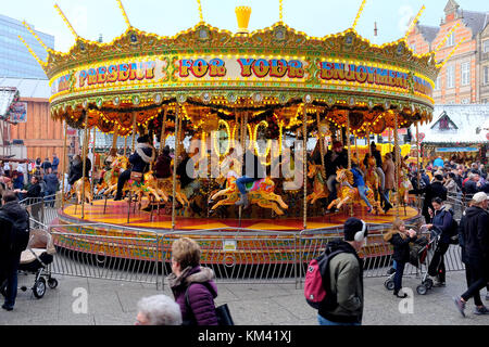 Nottingham, Nottinghamshire, Regno Unito.02, dicembre 2017. una folla di gente che godendo della Fiera di natale in un freddo giorno di dicembre in piazza del mercato a notts. Foto Stock