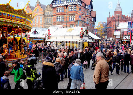 Nottingham, Nottinghamshire, Regno Unito. 02, dicembre 2017. una folla di gente che godendo il mercatino di Natale sulla piazza del mercato vecchio e queen street in un freddo Foto Stock