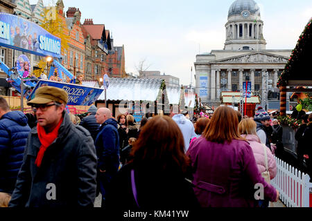 Nottingham, Nottinghamshire, Regno Unito. 02, dicembre 2017. famiglie godendo il divertimento del mercatino di natale in un freddo giorno di dicembre a Nottingham in notts. Foto Stock