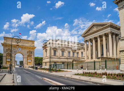 Francia, dipartimento dell'Hérault, Montpellier, Rue Foch, vista dell'arco trionfale di Porte du Peyrou e la corte di appello Foto Stock