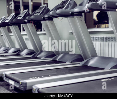 Numero di tapis roulant in una palestra vuota Foto Stock