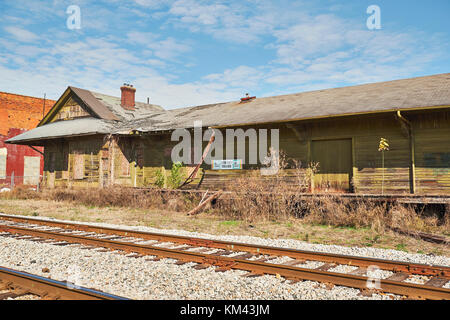 Vecchia ferrovia abbandonata deposito merci reimpiegato in un magazzino per chilton county mangimi e sementi, nelle zone rurali di clanton ALABAMA, Stati Uniti d'America. Foto Stock