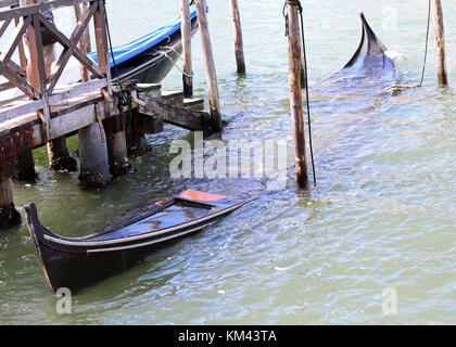 Antico relitto di una gondola a Venezia in Italia Foto Stock