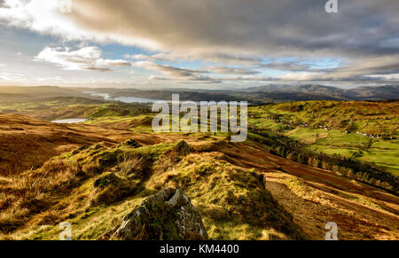 Splendida vista su windermere in inverno il sole dalle pendici dei sour howes vicino a troutbeck Foto Stock