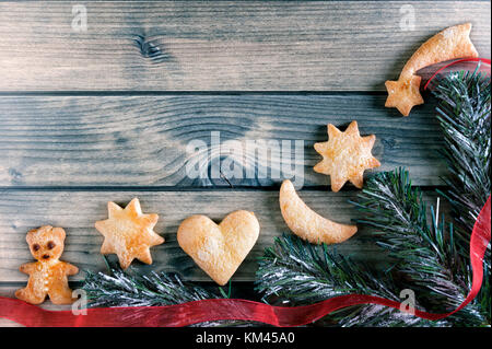 Vista dall'alto di decorazioni per il Natale e il nuovo anno su un vecchio tavolo di legno. Foto Stock