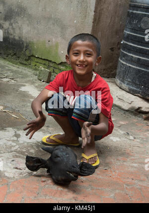 Ragazzo con una testa di capra durante il Dasain holiday, Kathmandu, Nepal Foto Stock