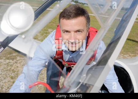 Ritratto di uomo su airfield Foto Stock