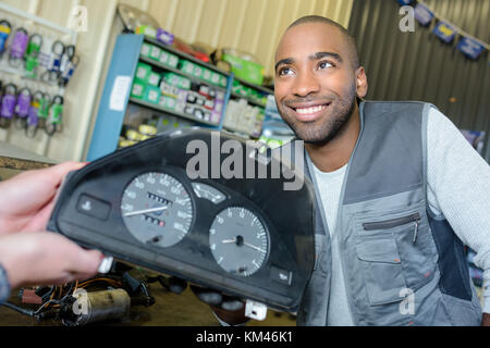 Acquisto di un cruscotto di automobile in un garage Foto Stock