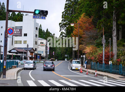 Wakayama, Giappone - 24 nov 2016. Il traffico sulla strada di koya township di Wakayama, Giappone. Foto Stock