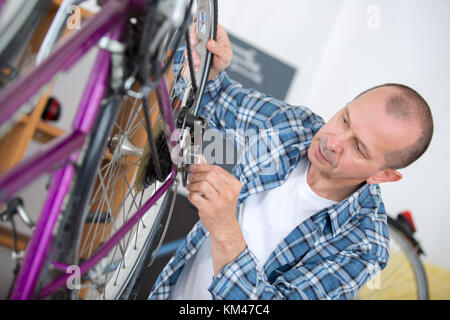 Commerciante di riparazione di biciclette Foto Stock