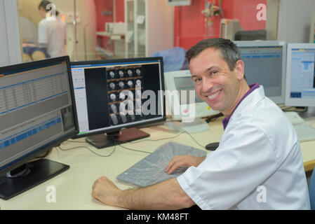 Felice ospedale maschio lavoro receptionist Foto Stock